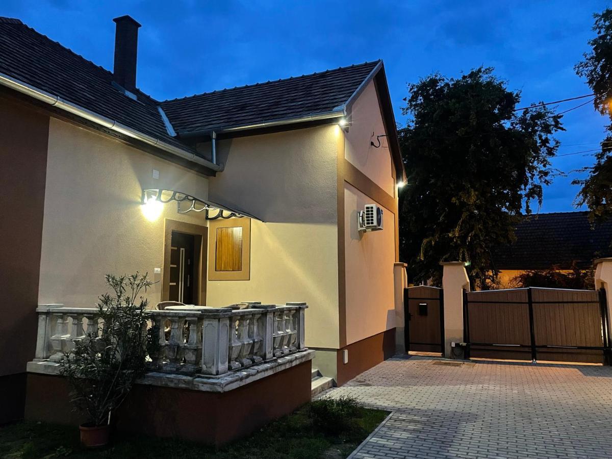 Kovacs Apartmanhaz Kiskunhalas Εξωτερικό φωτογραφία